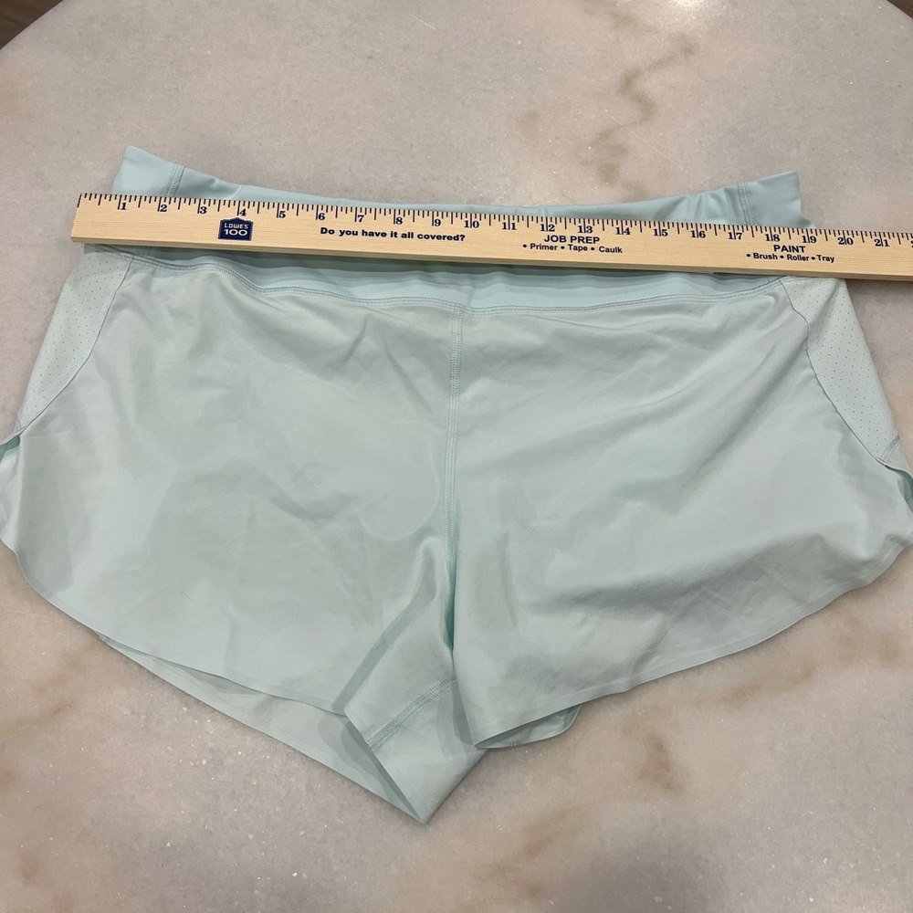 NWOT. Athleta Run with it. 3.5” shorts XL.